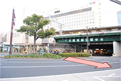 中央改札口を出て阪急三宮方面に向かい、横断歩道を渡っていただきます。